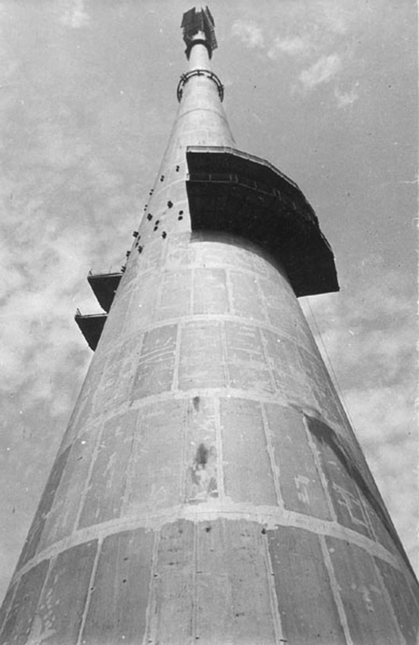 12 - Přes 190 m vysoká televizní věž na Cukráku před dokončením
